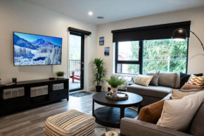 Selkirk Staytion - Stylish Condo with Hot Tub